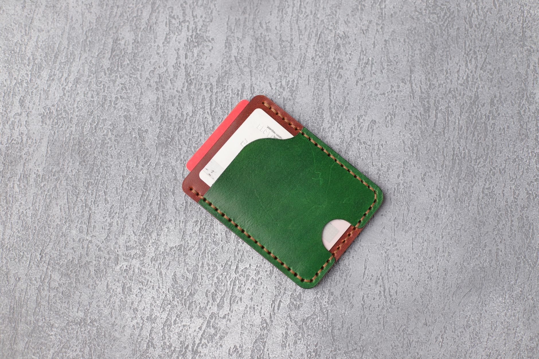 Elde tutulan minimalist deri kartlık