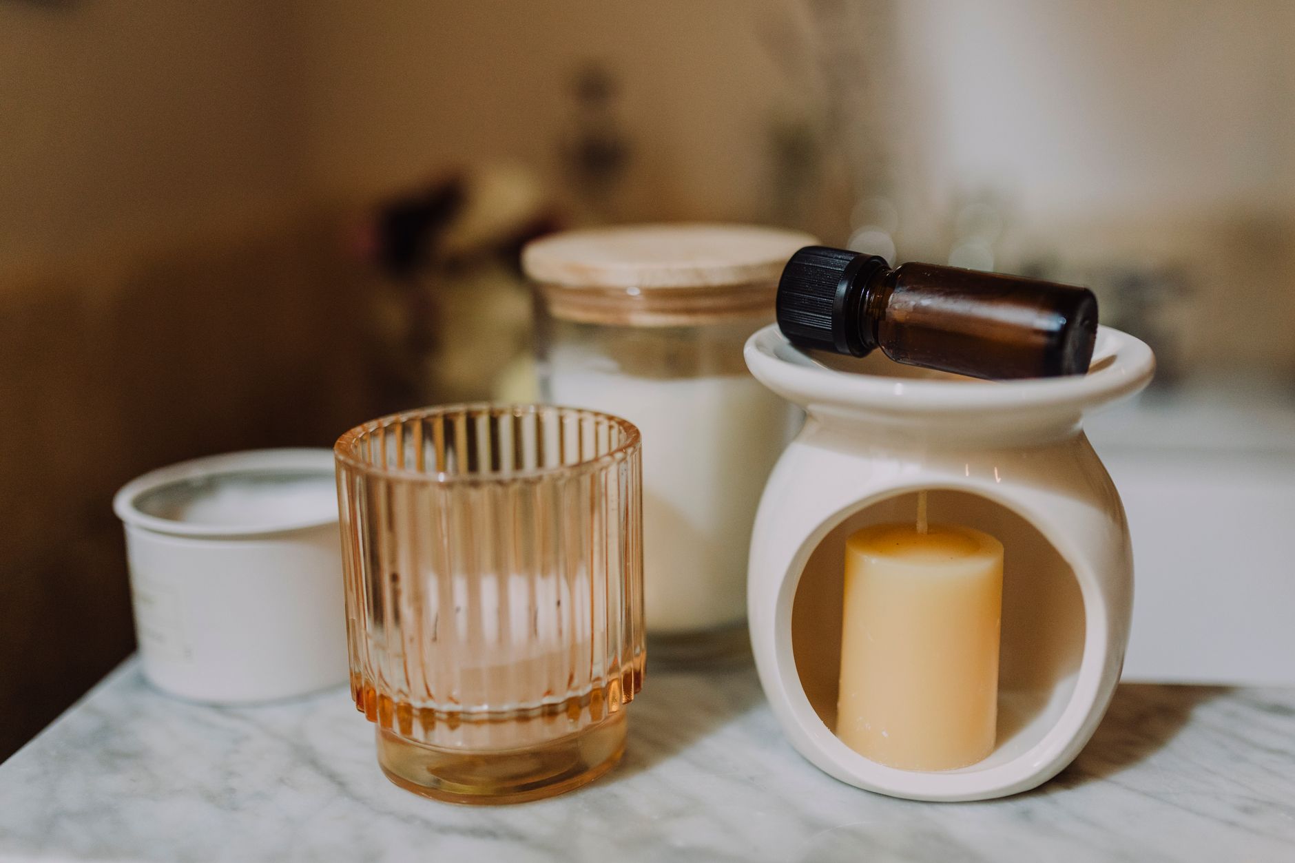 Modern tasarımlı ahşap tabanlı aroma difüzörü ve uçucu yağ şişeleri