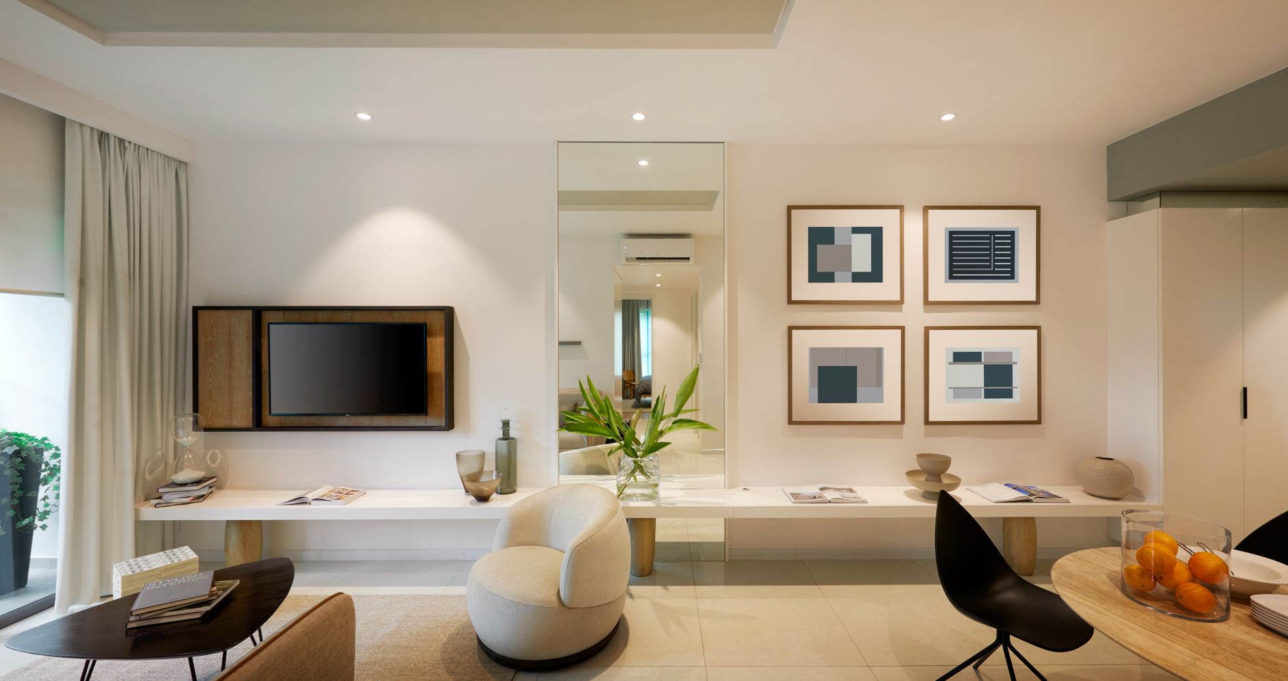 Modern bir salonun duvarında asılı duran siyah beyaz minimalist çerçeveli tablo.