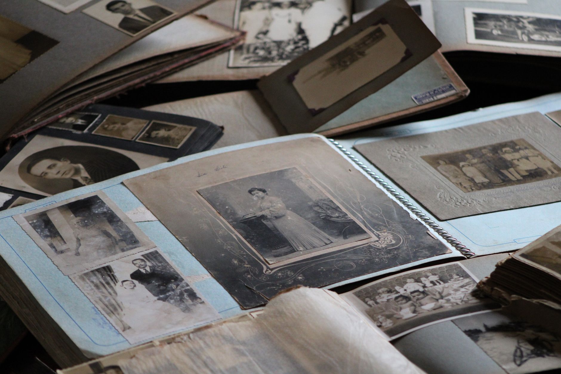 El yazısı notlar ve fotoğraflarla süslenmiş anı defteri