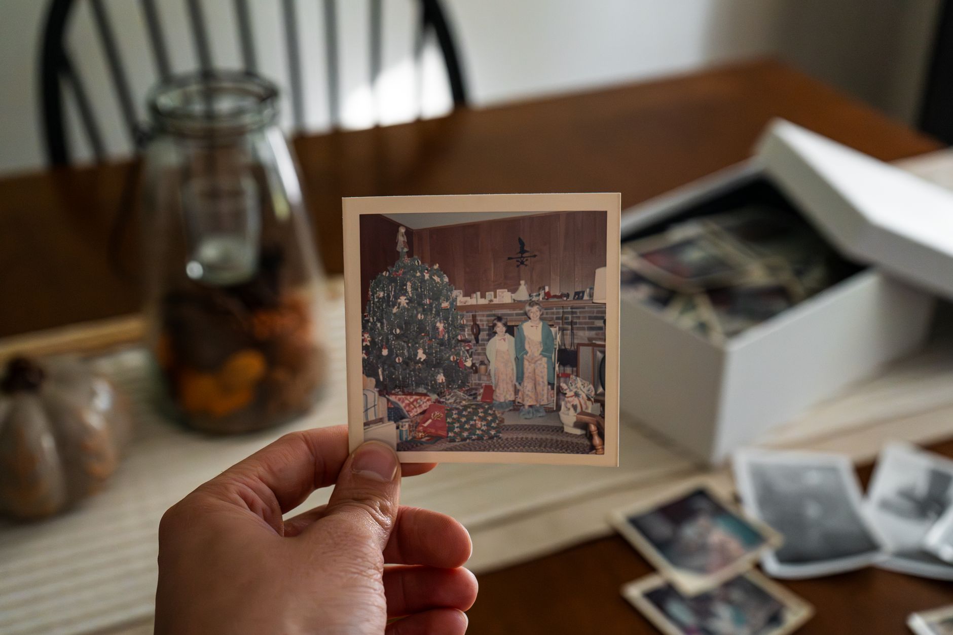 İçinde fotoğraflar ve küçük notlar olan ahşap anı kutusu