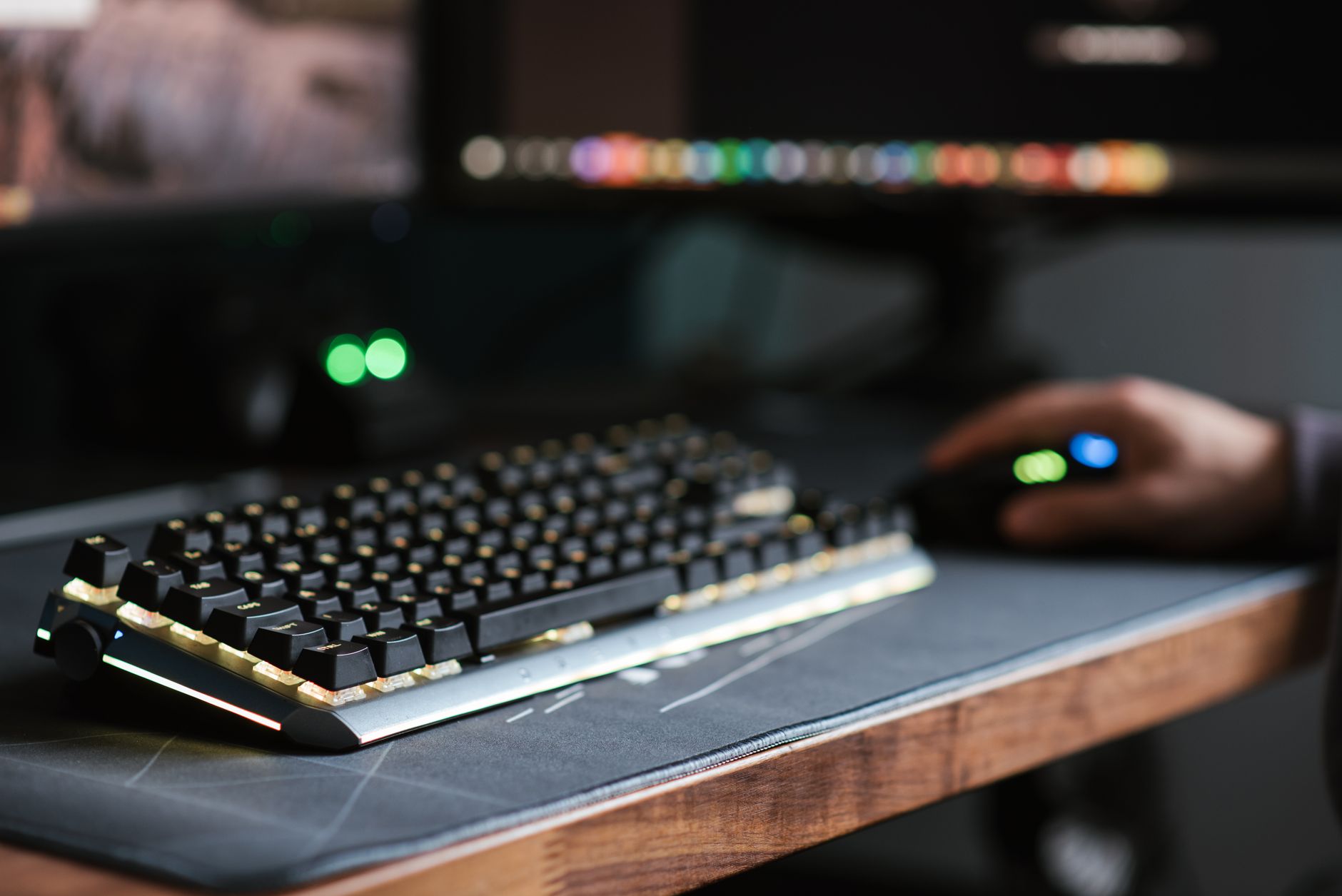 Mekanik oyuncu klavyesi ve mouse
