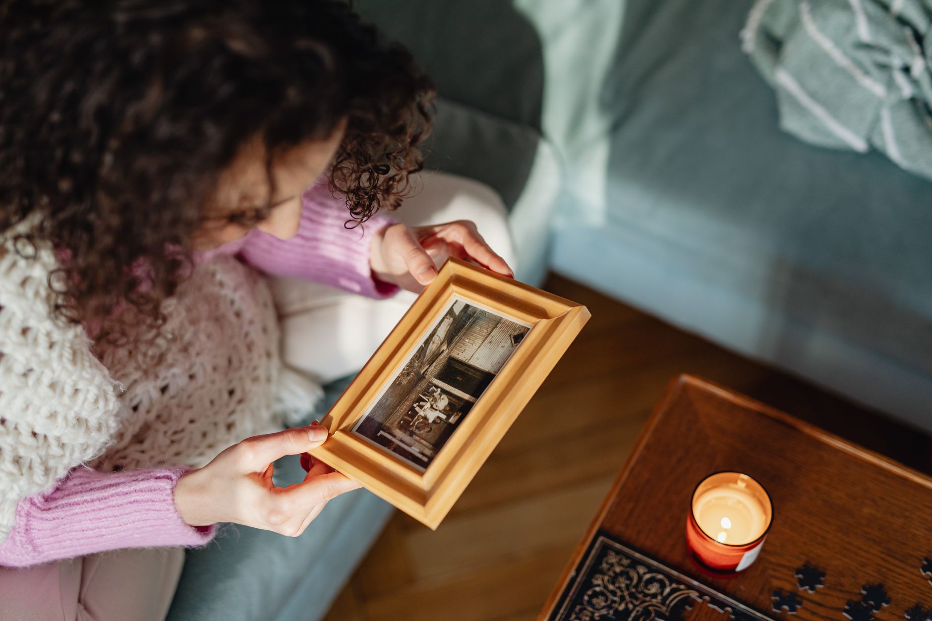 Üzerinde isim yazılı kişiselleştirilmiş ahşap fotoğraf çerçevesi
