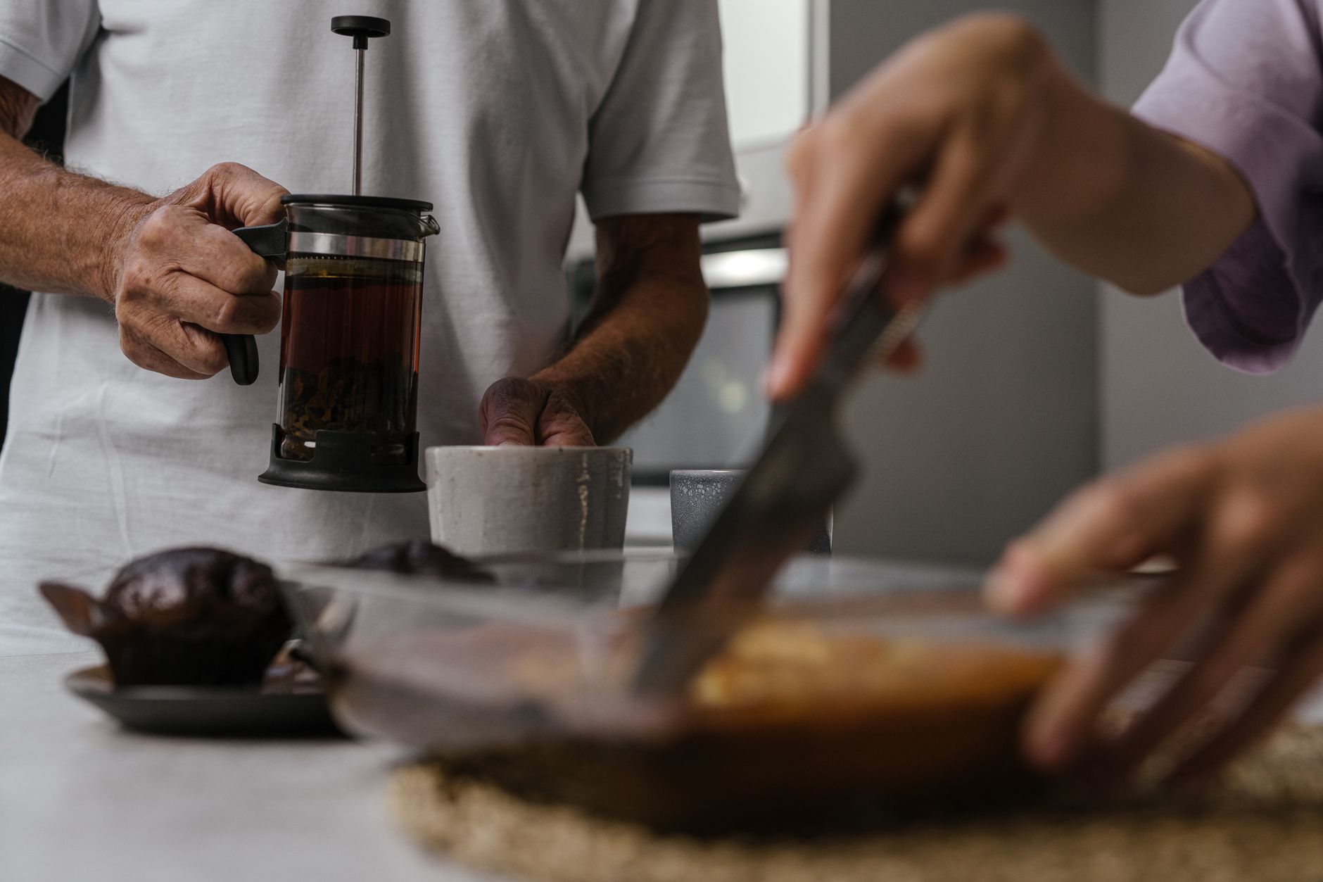 Cam ve metal tasarımlı şık French Press içerisinde demlenen kahve
