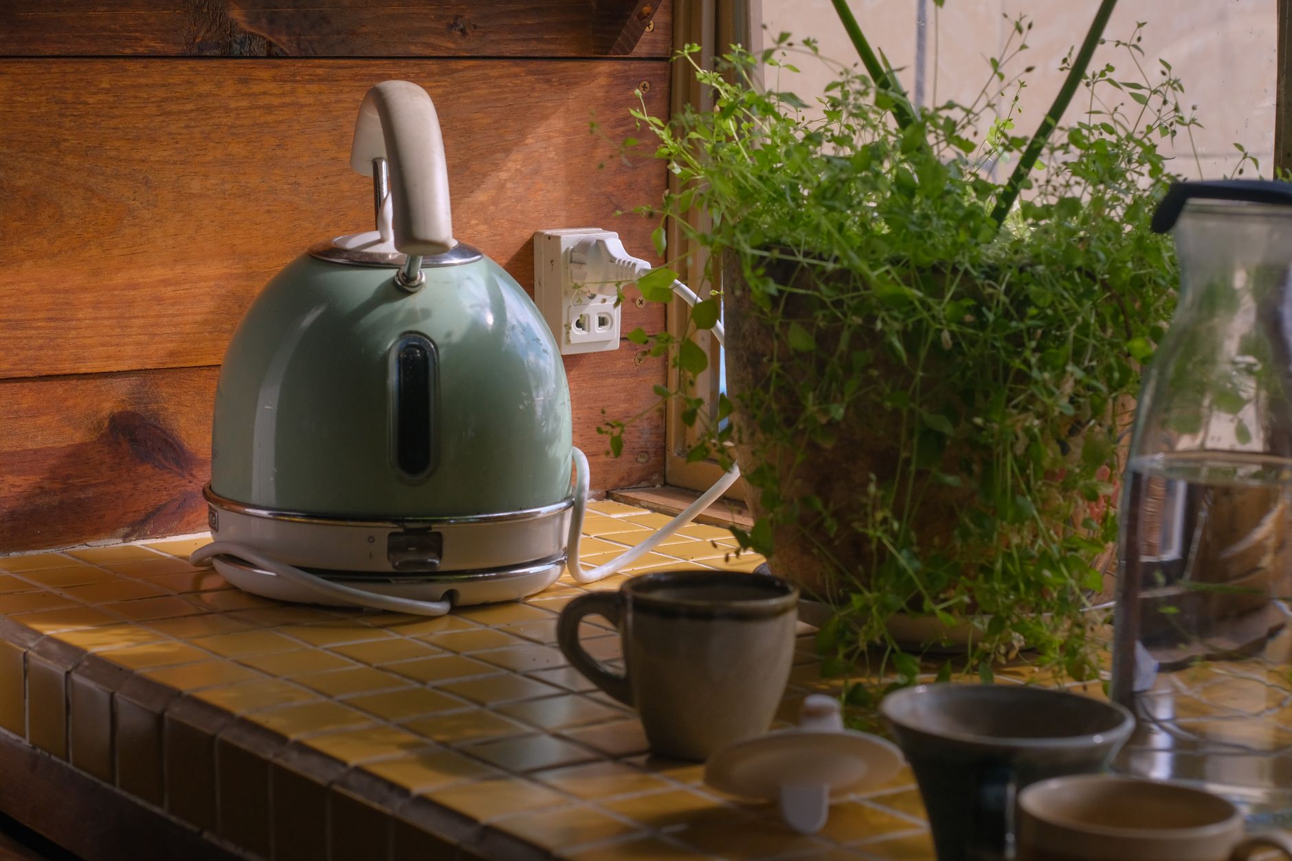 Mutfak tezgahında elektrikli su ısıtıcısı ve french press kahve demleme aparatı