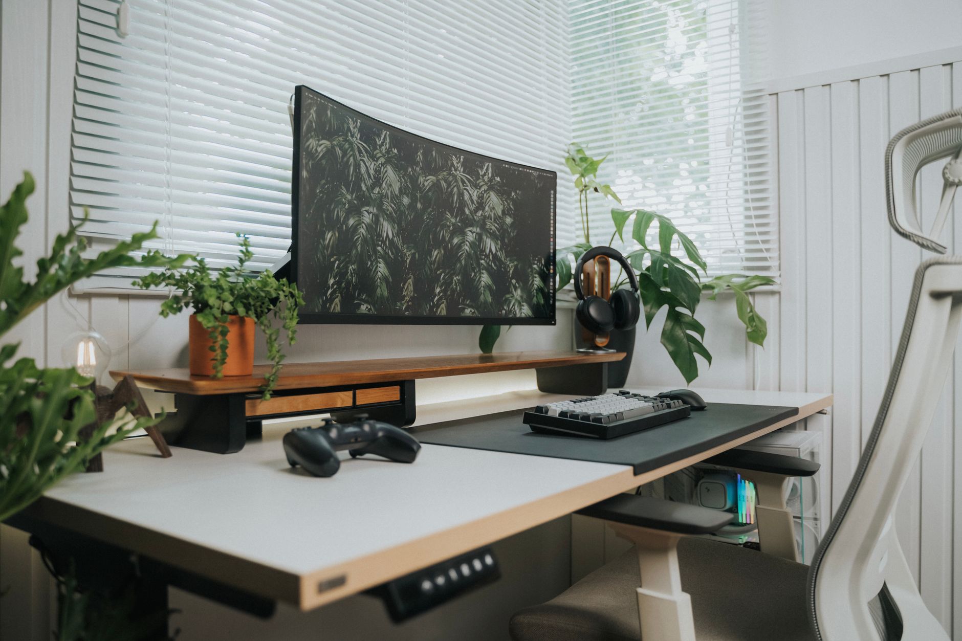 Minimalist tasarımlı ahşap monitör yükseltici stand ve klavye saklama alanı