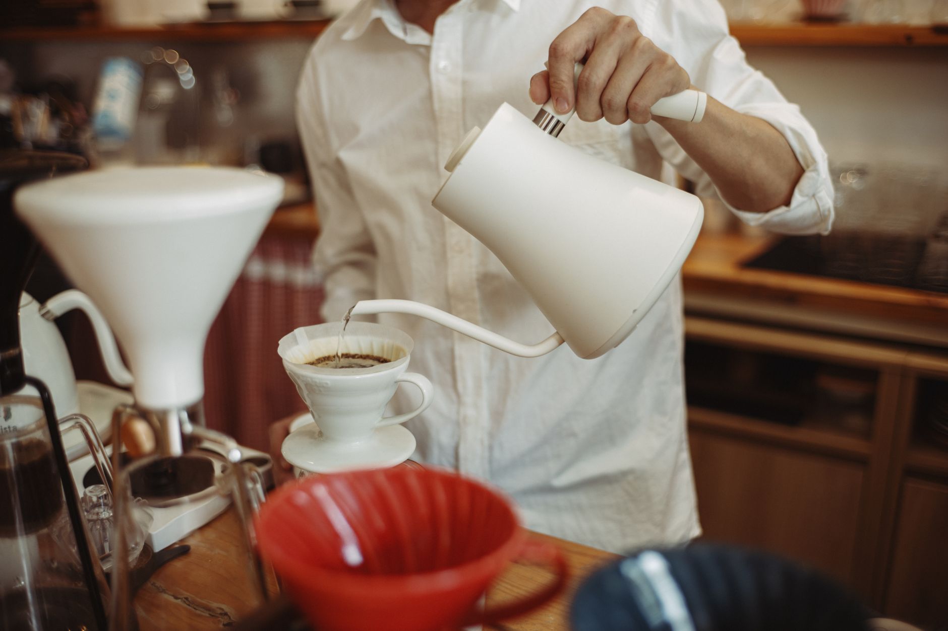 Seramik V60 dripper ile kahve demleme anı