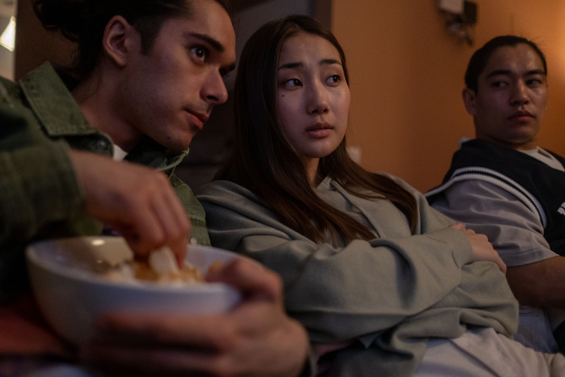 Evde projeksiyon cihazı ile film izleyen çift
