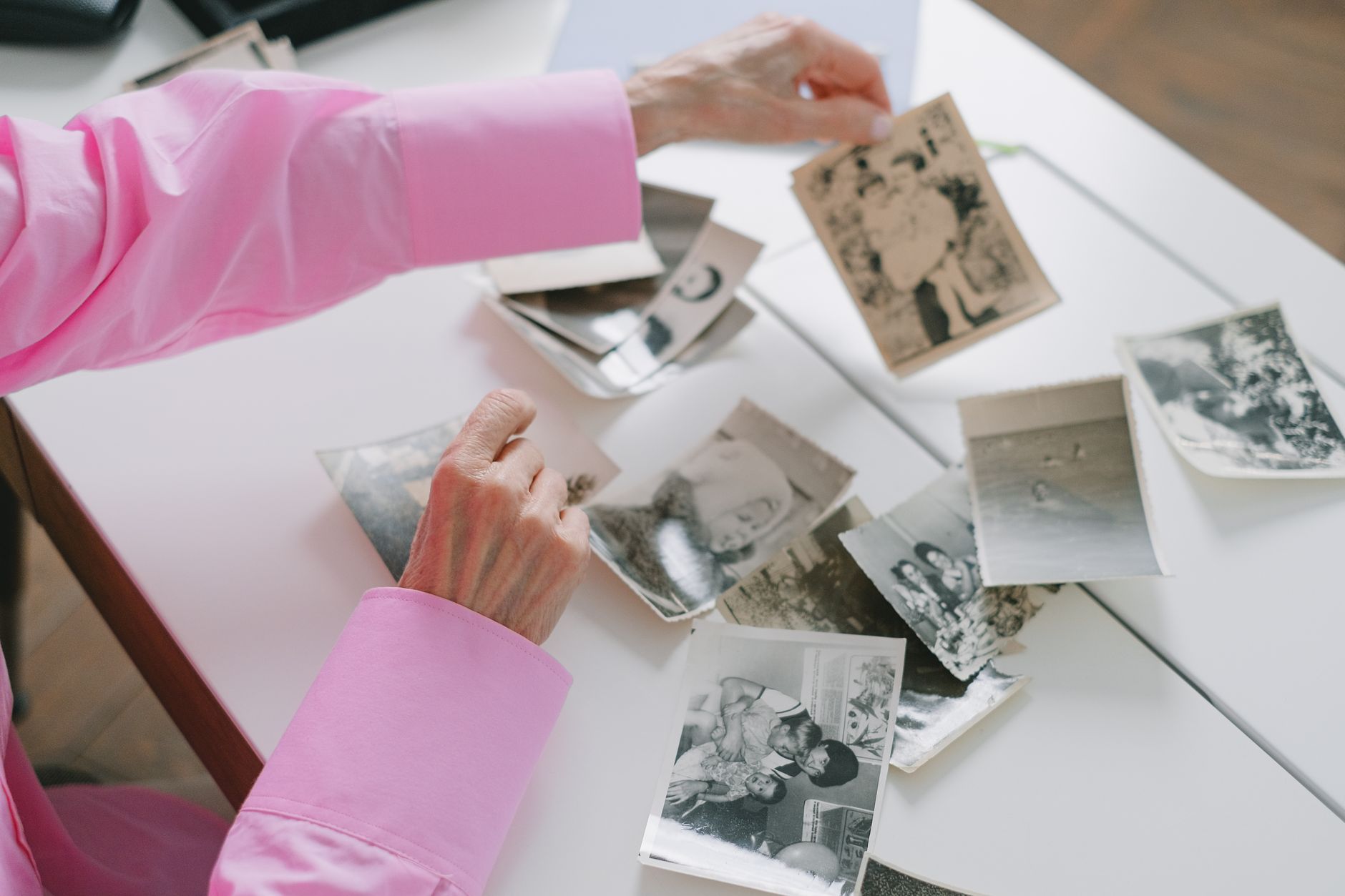 Ahşap masa üzerinde el yazısı notlar ve eski fotoğraflarla süslenmiş nostaljik anı albümü