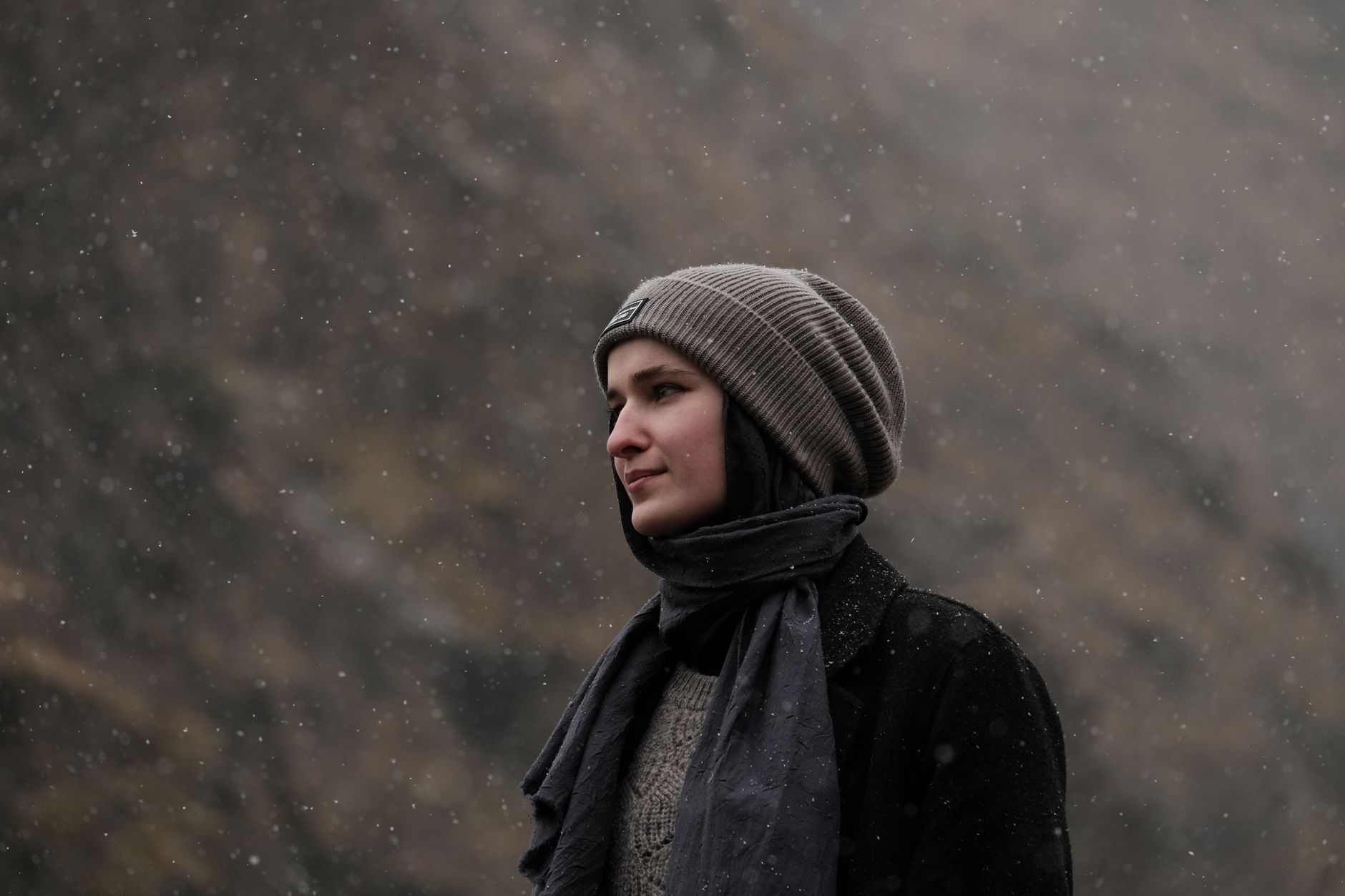 Erkekler için gri yün atkı ve örgü bere seti