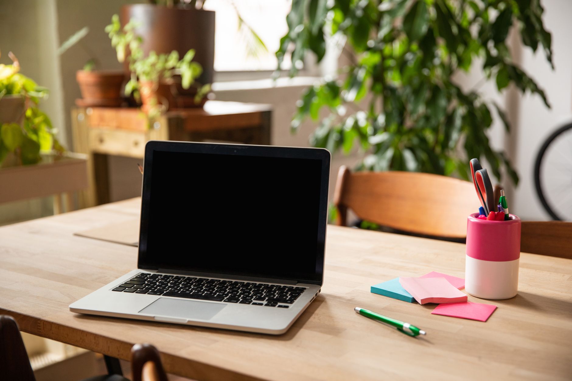 Çalışma masası üzerinde duran ahşap ergonomik laptop yükseltici stand