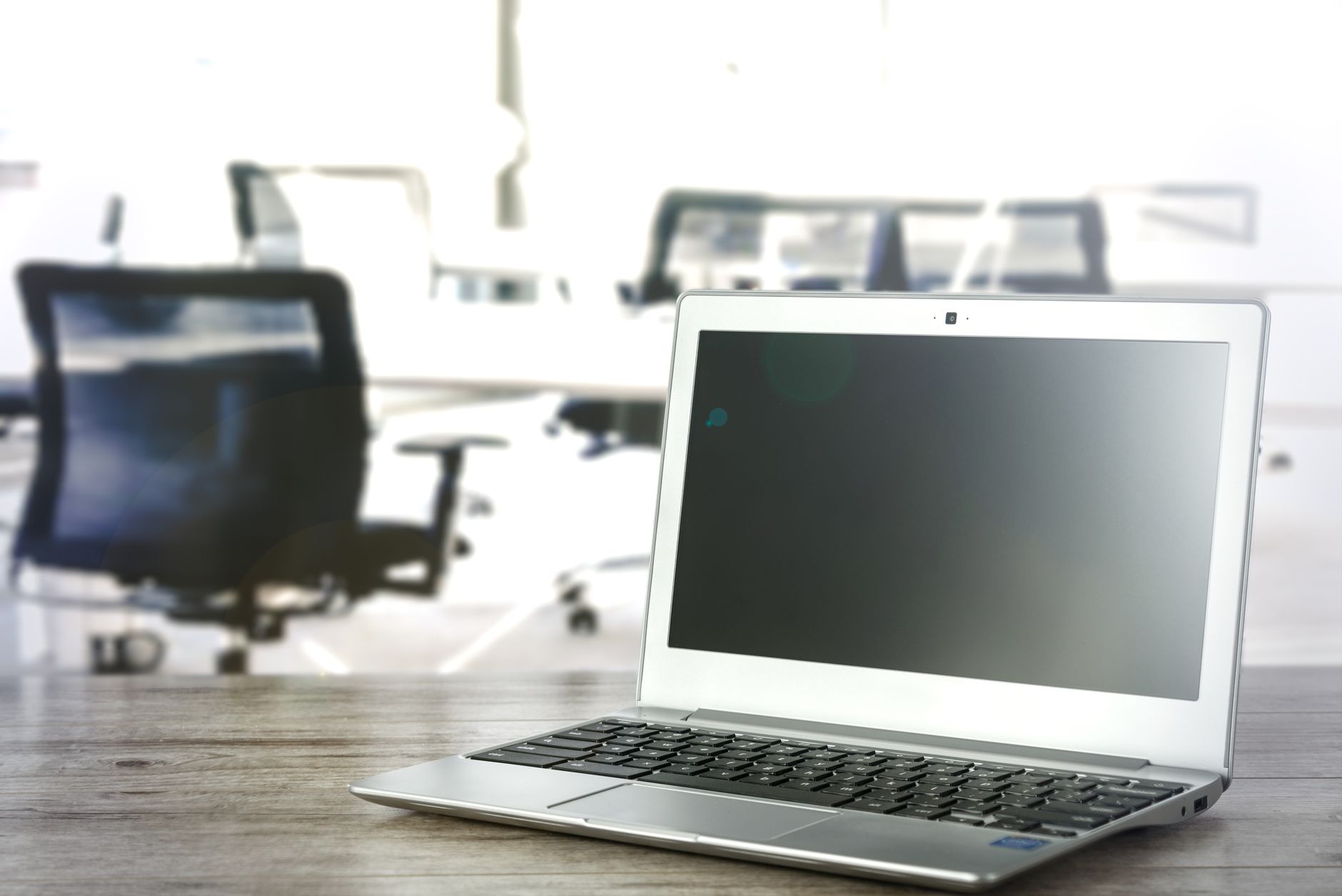 Kütüphane masasında duran ergonomik alüminyum laptop standı