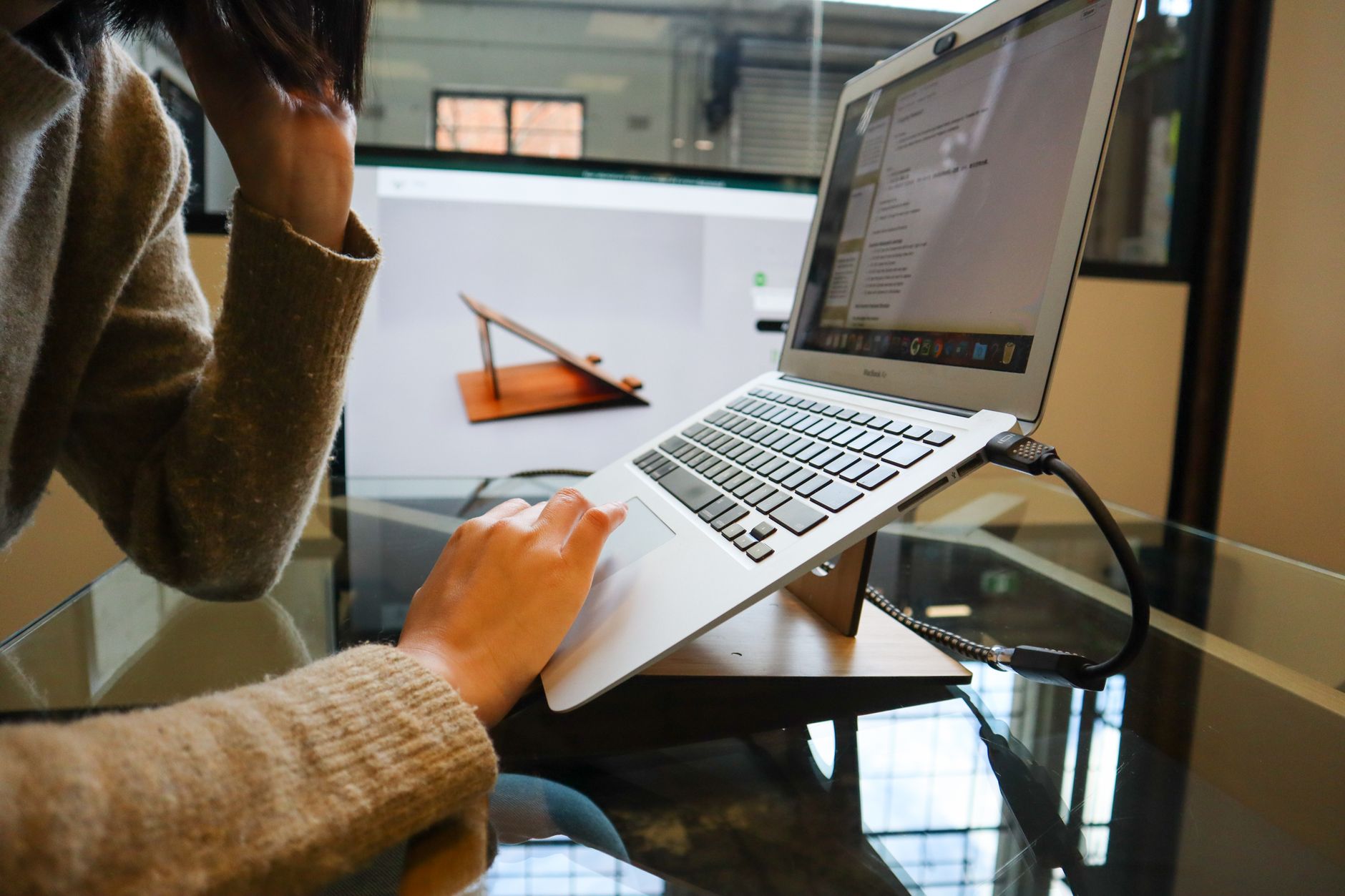 Ahşap laptop stantı ile düzenlenmiş modern çalışma masası