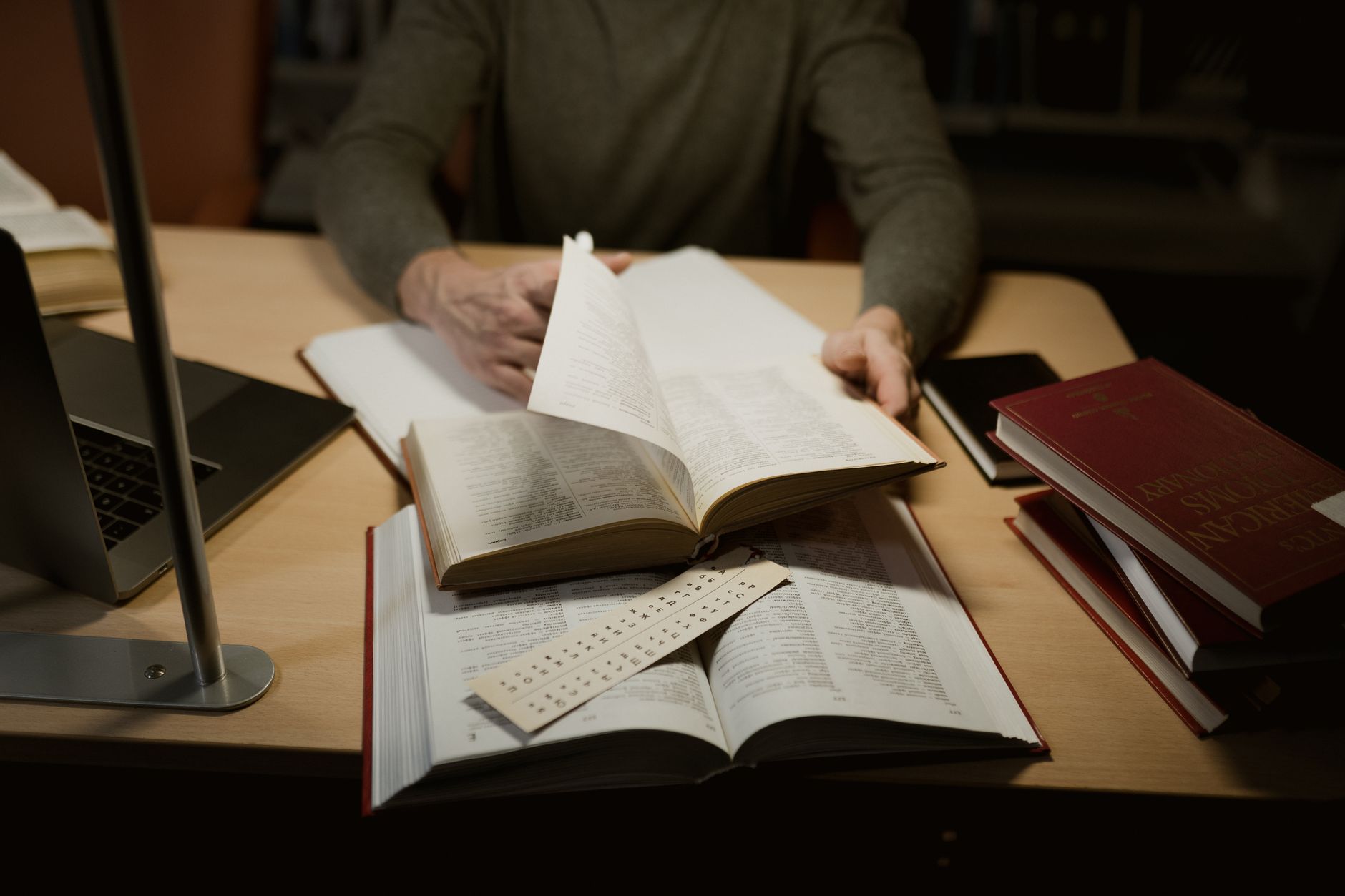 Kitabın üzerine tutturulmuş şarjlı ve taşınabilir kitap okuma lambası.