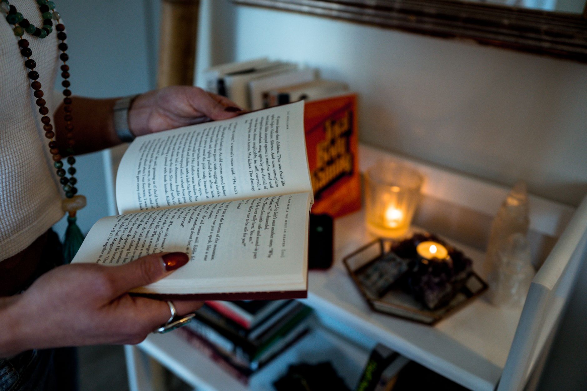 Kitap sayfalarını tek elle açık tutmayı sağlayan ahşap sayfa tutucu yüzük aparatı.