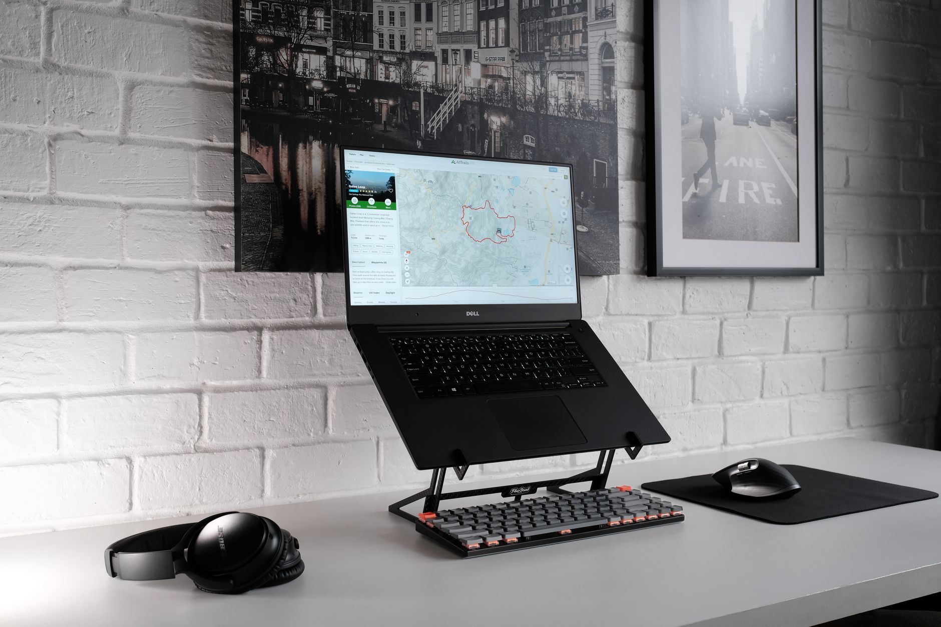 Çalışma masasının altında kullanılan ergonomik ayak destek aparatı